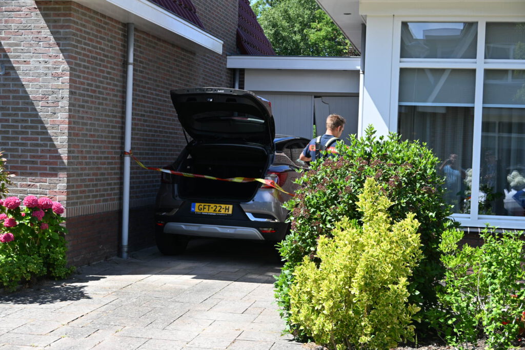 Vrouw rijdt garage binnen met haar auto in Heerhugowaard [FOTO'S]