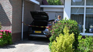 Vrouw rijdt garage binnen met haar auto in Heerhugowaard [FOTO'S]