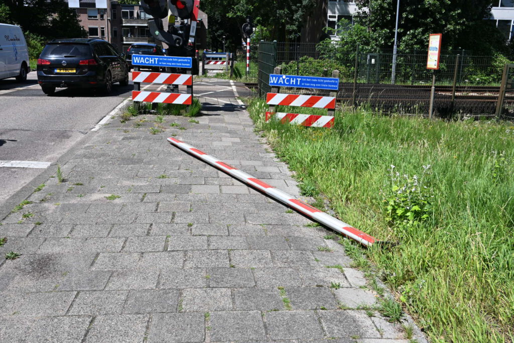 Defecte spoorboom veroorzaakt hinder bij treinverkeer in Alkmaar [FOTO'S]