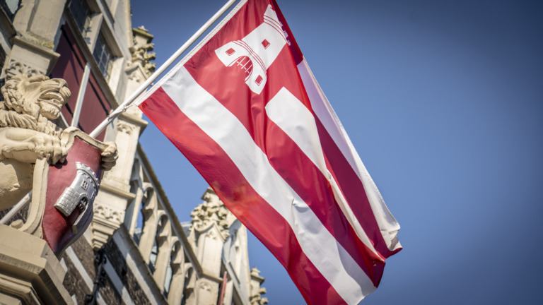 Vlag van Alkmaar wappert mooi op meerdere locaties