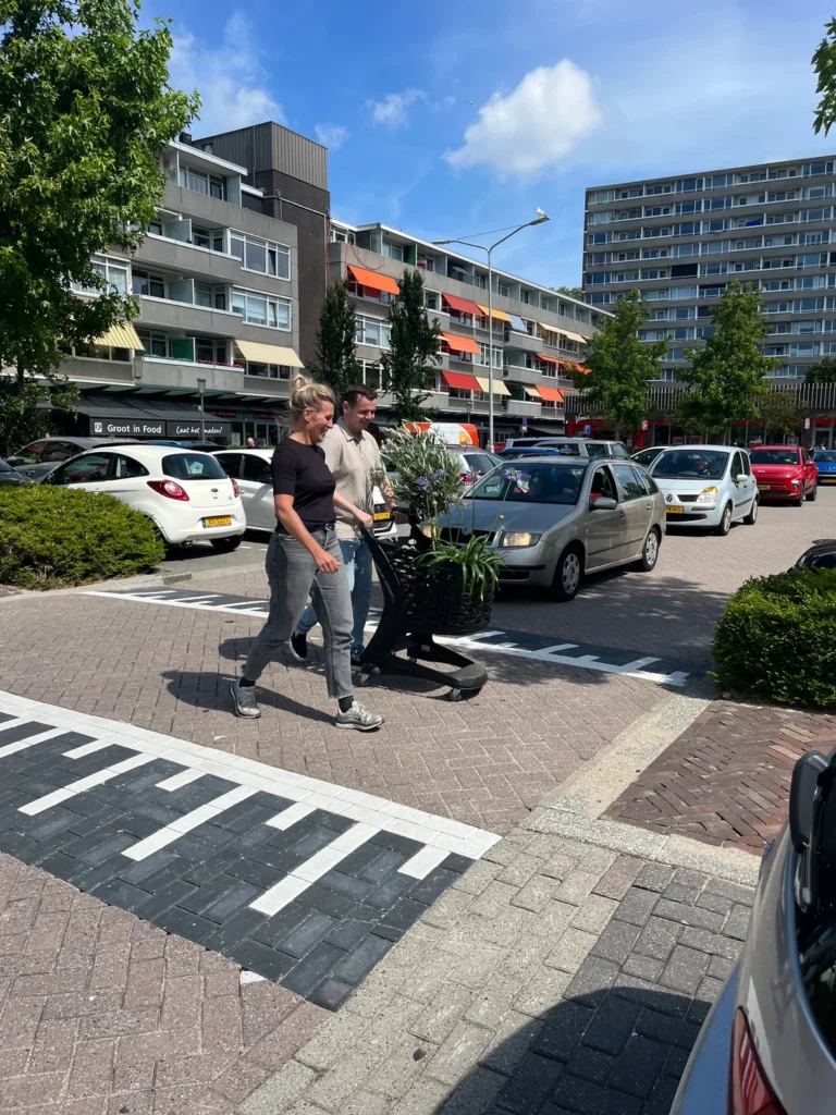 Winkelcentrum de Hoef op aantal plekken aangepast: Veiliger voor langzaam verkeer