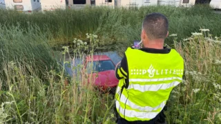 Auto te water op N242 na ongeval