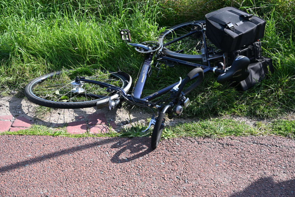 Automobilist moet uitwijken voor fietser, rijdt tegen boom en komt op de kop terecht in Heiloo