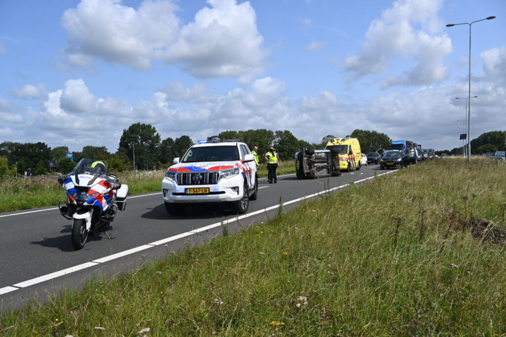 Auto belandt op zijn kant op N242 bij Alkmaar