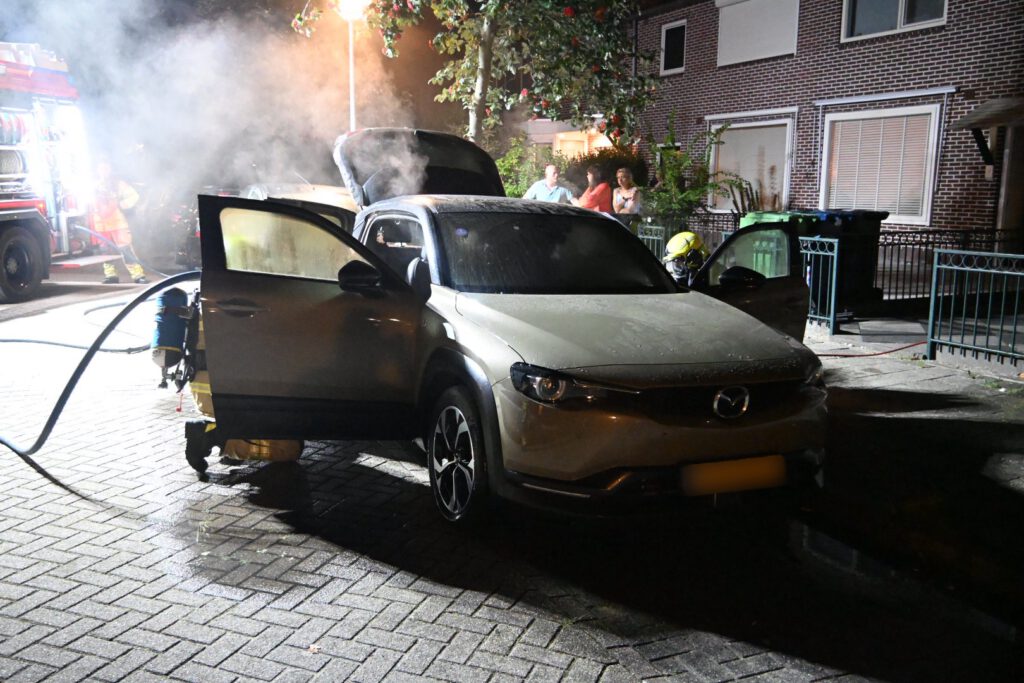 Buurtbewoner probeert autobrand te blussen bij nachtelijke autobrand in Alkmaar