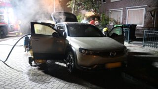 Buurtbewoner probeert autobrand te blussen bij nachtelijke autobrand in Alkmaar
