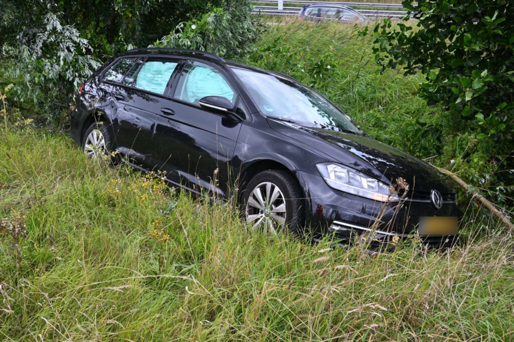 Automobilist verliest macht over het stuur en komt in berm terecht in Alkmaar