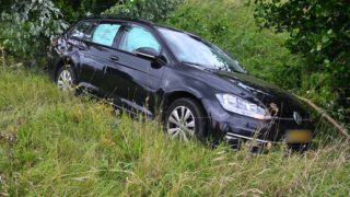 Automobilist verliest macht over het stuur en komt in berm terecht in Alkmaar