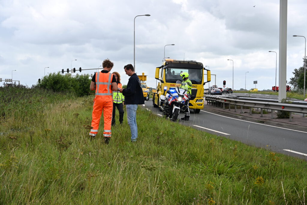 Automobilist verliest macht over het stuur en komt in berm terecht in Alkmaar
