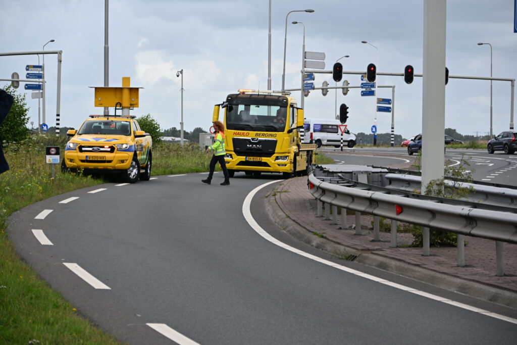 Automobilist verliest macht over het stuur en komt in berm terecht in Alkmaar