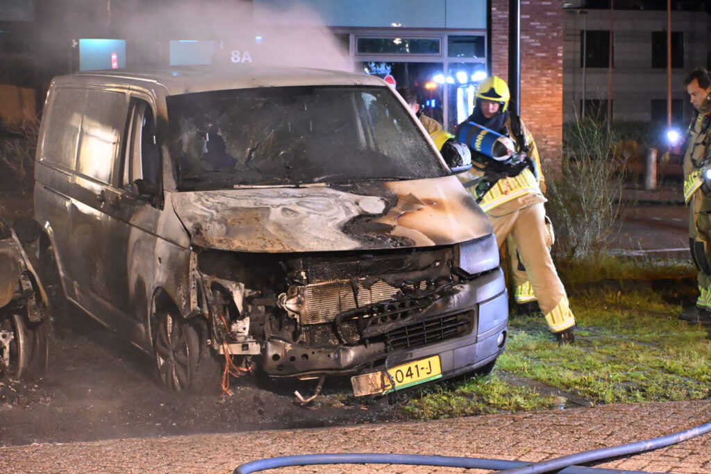Bestelbus en personenauto zwaar beschadigd na brand op parkeerplaats