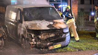 Bestelbus en personenauto zwaar beschadigd na brand op parkeerplaats