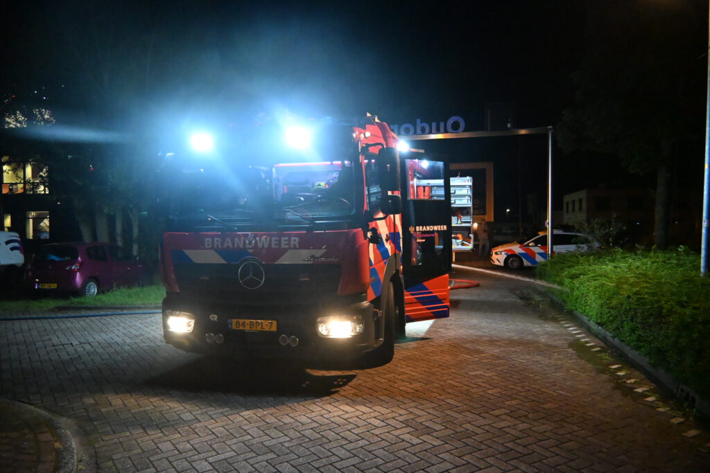 Bestelbus en personenauto zwaar beschadigd na brand op parkeerplaats