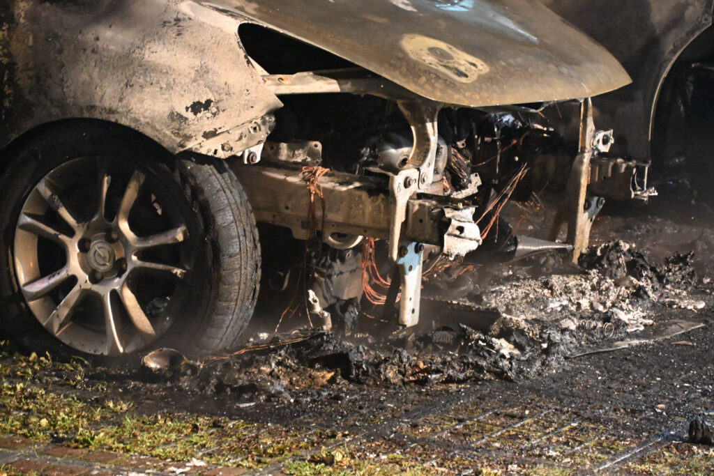 Bestelbus en personenauto zwaar beschadigd na brand op parkeerplaats
