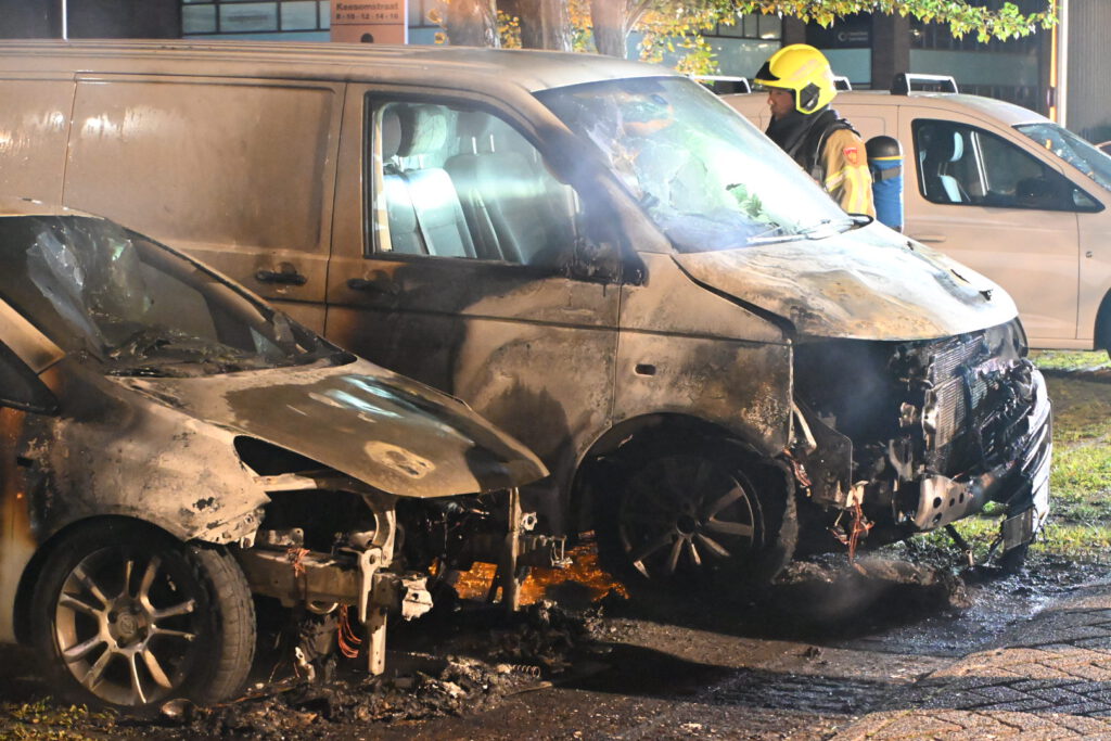 Bestelbus en personenauto zwaar beschadigd na brand op parkeerplaats