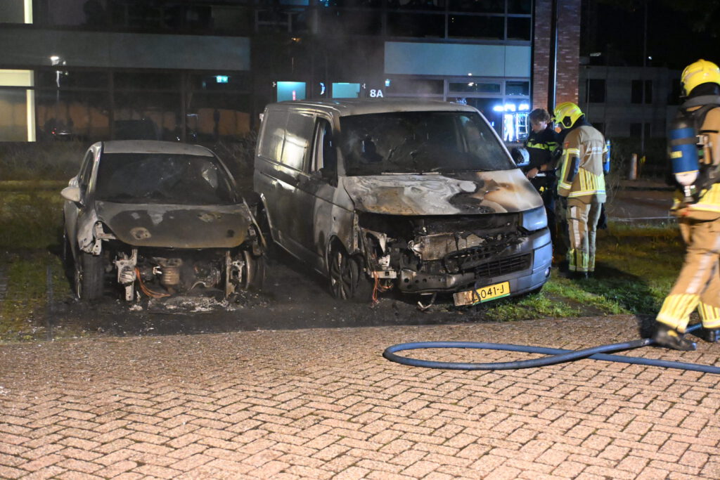 Bestelbus en personenauto zwaar beschadigd na brand op parkeerplaats