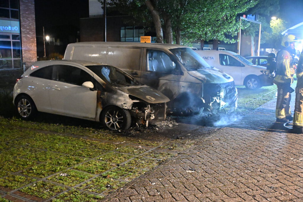 Bestelbus en personenauto zwaar beschadigd na brand op parkeerplaats