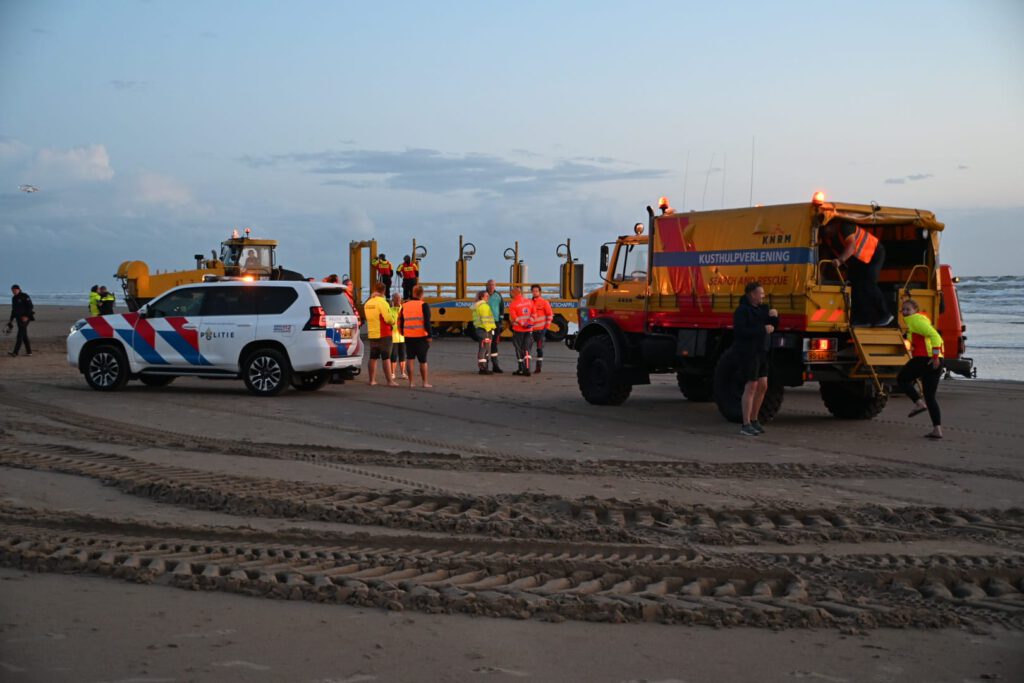Hulpdiensten zeer groots ingezet voor mogelijk persoon in nood in de zee van Egmond aan Zee