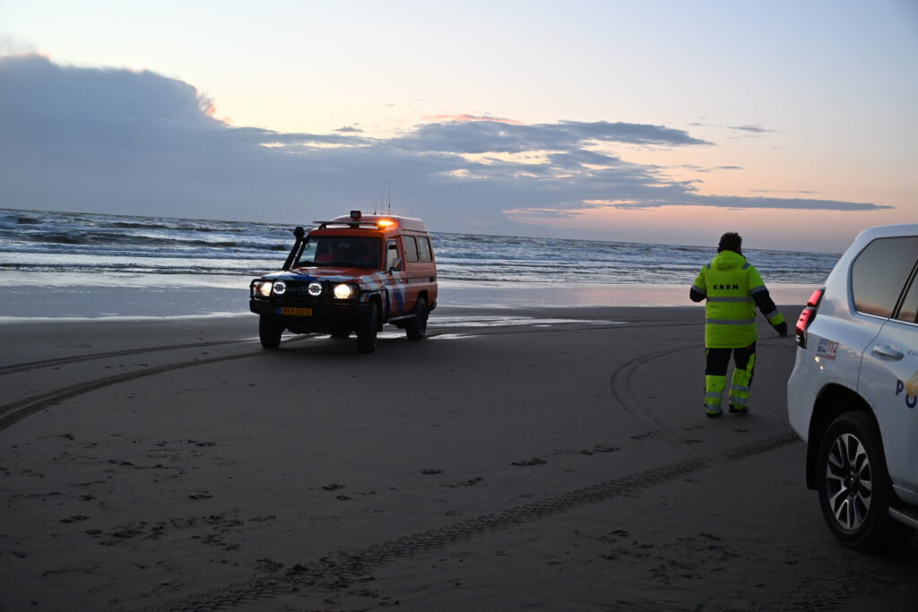 Hulpdiensten zeer groots ingezet voor mogelijk persoon in nood in de zee van Egmond aan Zee