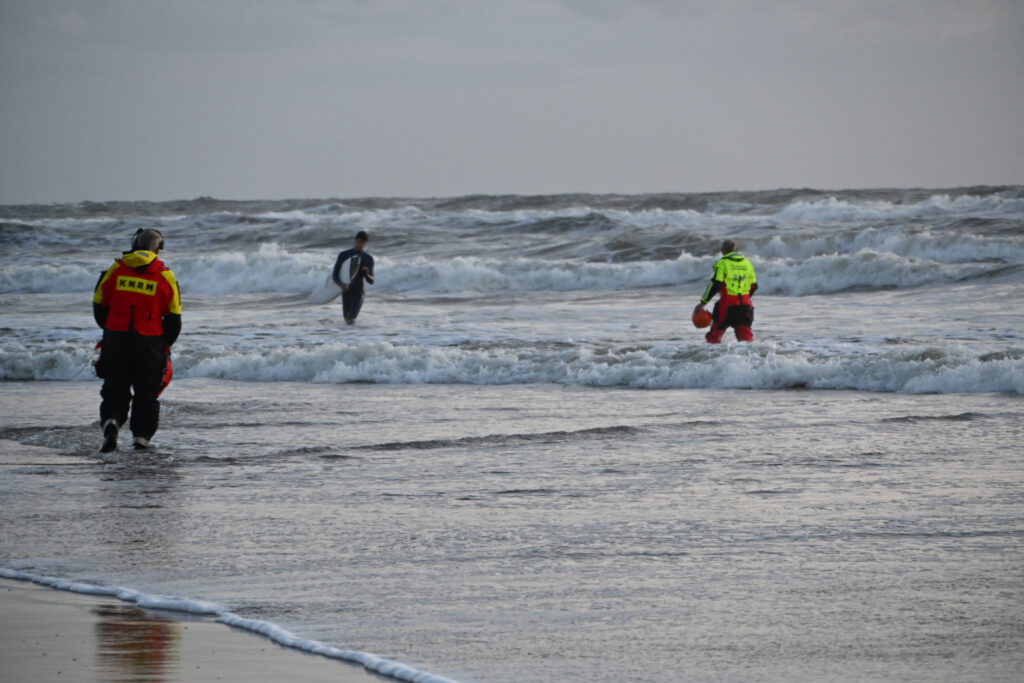 Hulpdiensten zeer groots ingezet voor mogelijk persoon in nood in de zee van Egmond aan Zee
