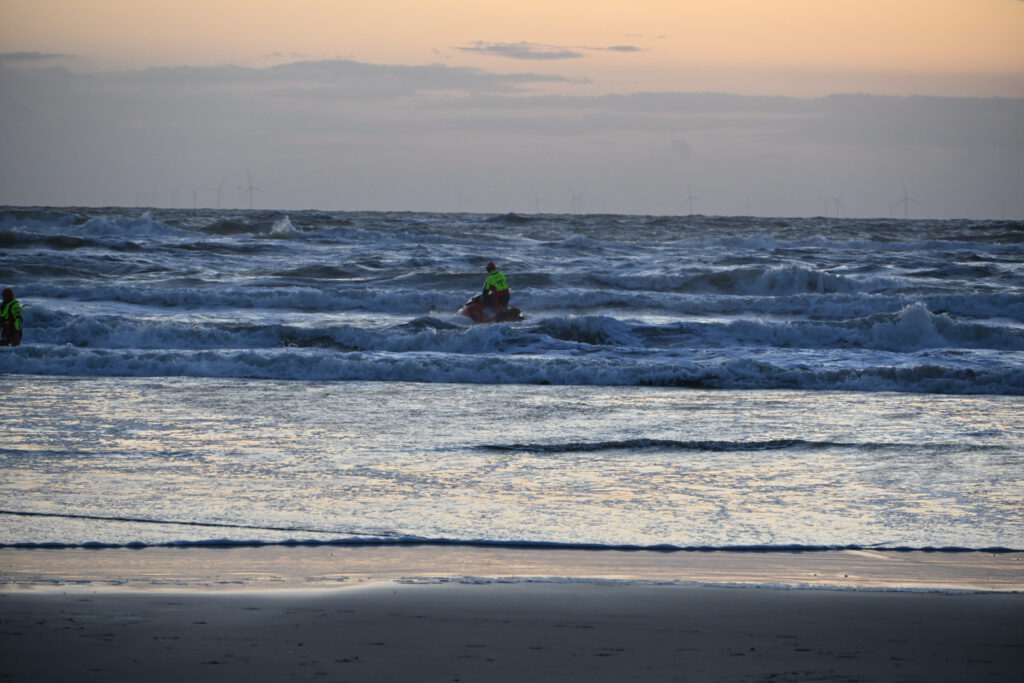 Hulpdiensten zeer groots ingezet voor mogelijk persoon in nood in de zee van Egmond aan Zee