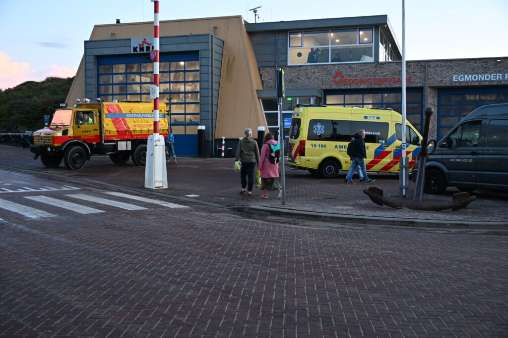 Hulpdiensten zeer groots ingezet voor mogelijk persoon in nood in de zee van Egmond aan Zee