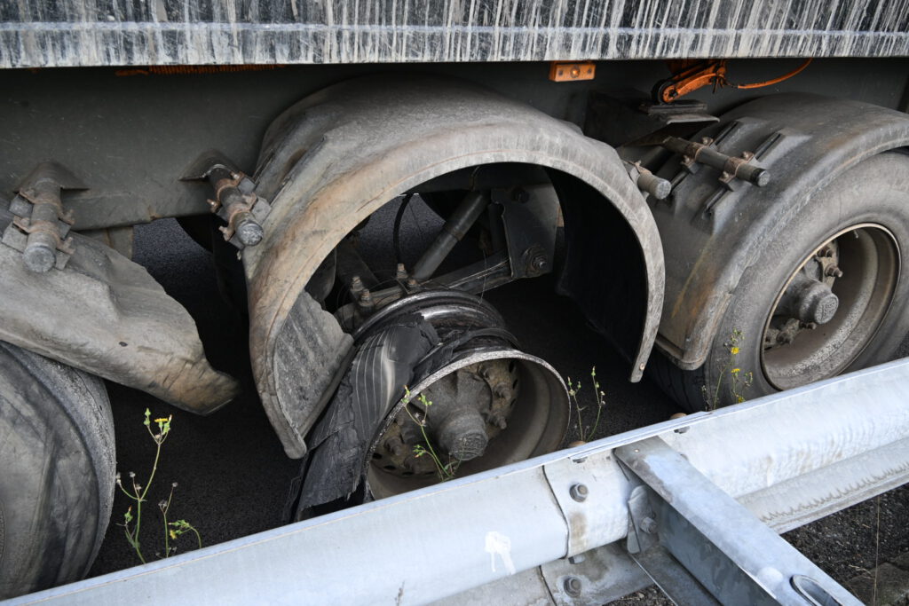 Klapband veroorzaakt bermbrand langs de A9 bij Alkmaar