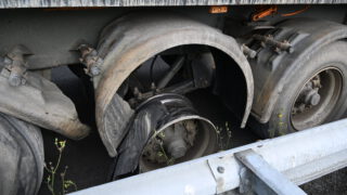 Klapband veroorzaakt bermbrand langs de A9 bij Alkmaar