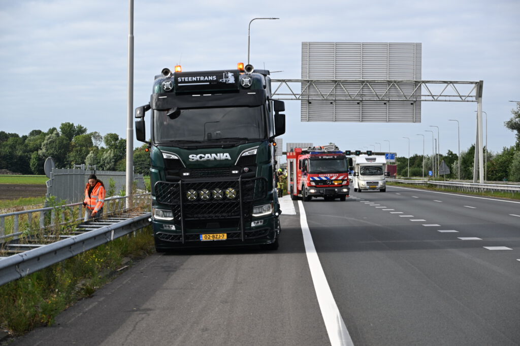 Klapband veroorzaakt bermbrand langs de A9 bij Alkmaar