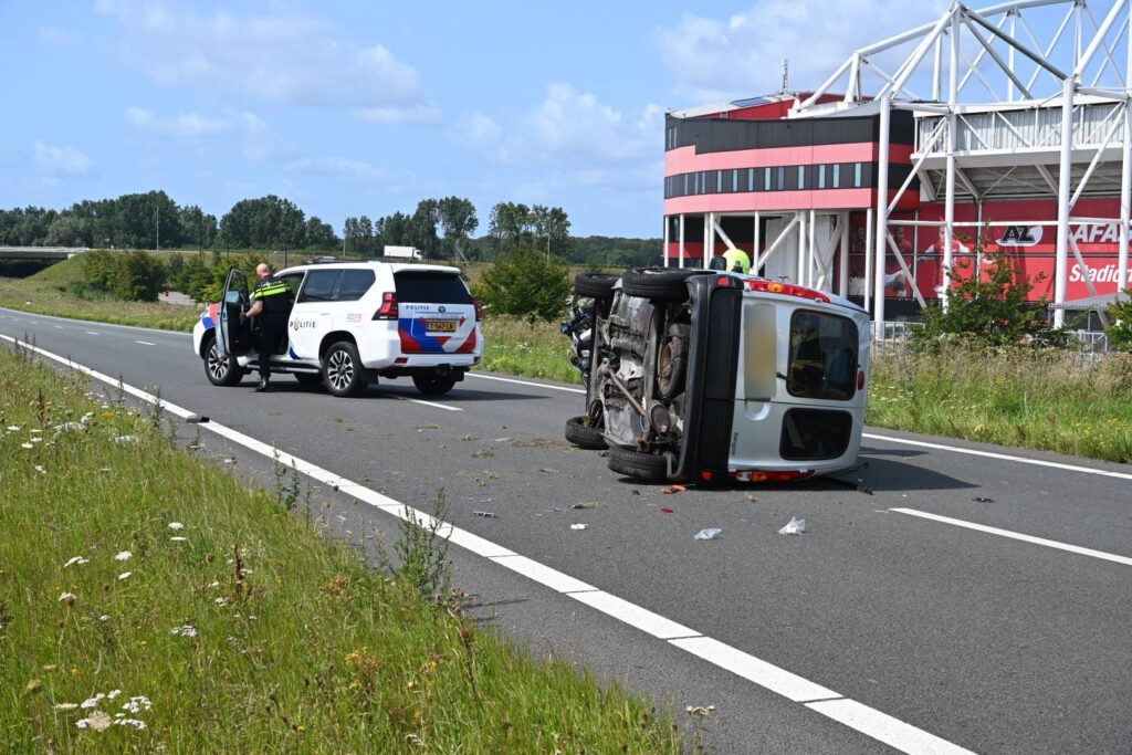 Auto belandt op zijn kant op N242 bij Alkmaar