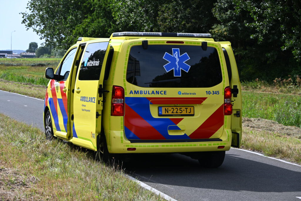 Motorrijder klapt op auto en komt ten val in Noord-Scharwoude
