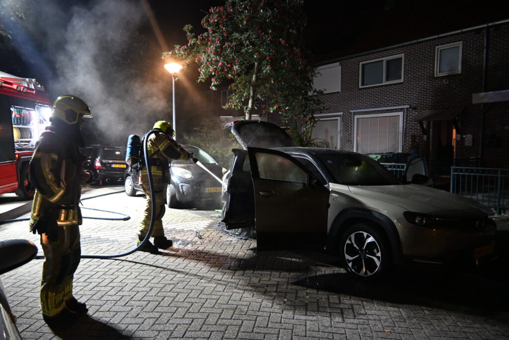 Buurtbewoner probeert autobrand te blussen bij nachtelijke autobrand in Alkmaar