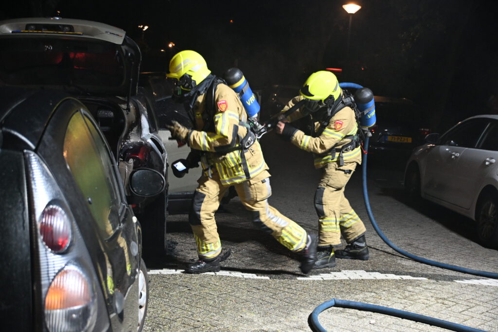 Buurtbewoner probeert autobrand te blussen bij nachtelijke autobrand in Alkmaar