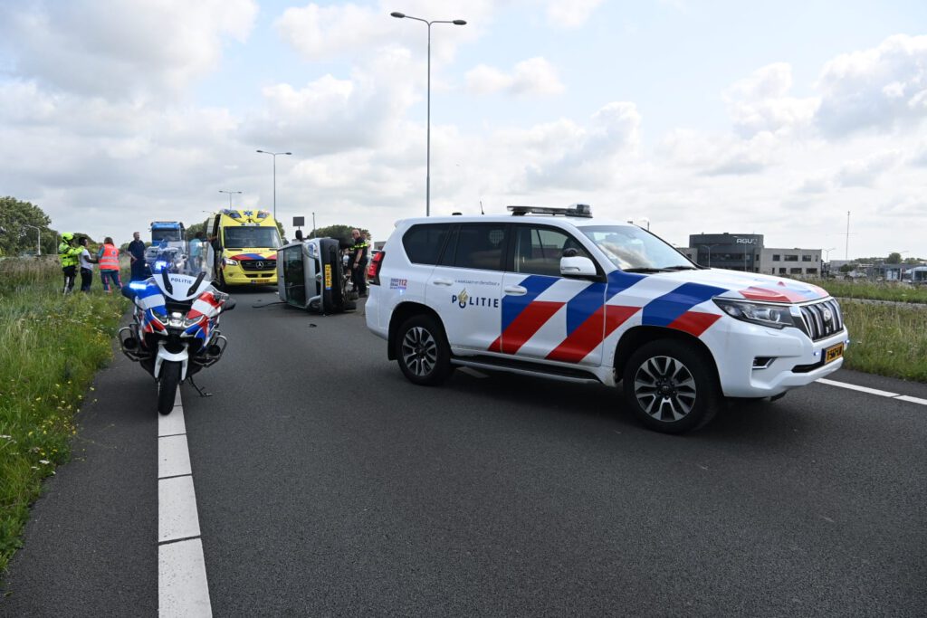Auto belandt op zijn kant op N242 bij Alkmaar