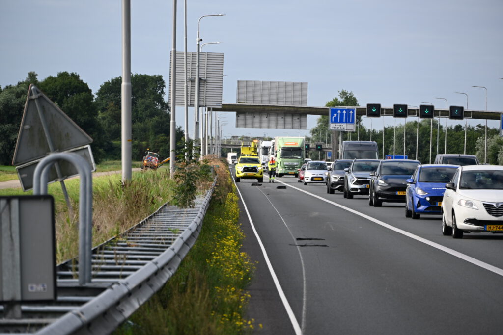 Klapband veroorzaakt bermbrand langs de A9 bij Alkmaar