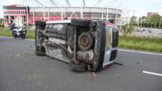 Auto belandt op zijn kant op N242 bij Alkmaar