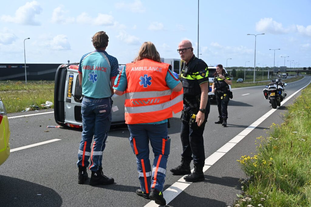 Auto belandt op zijn kant op N242 bij Alkmaar