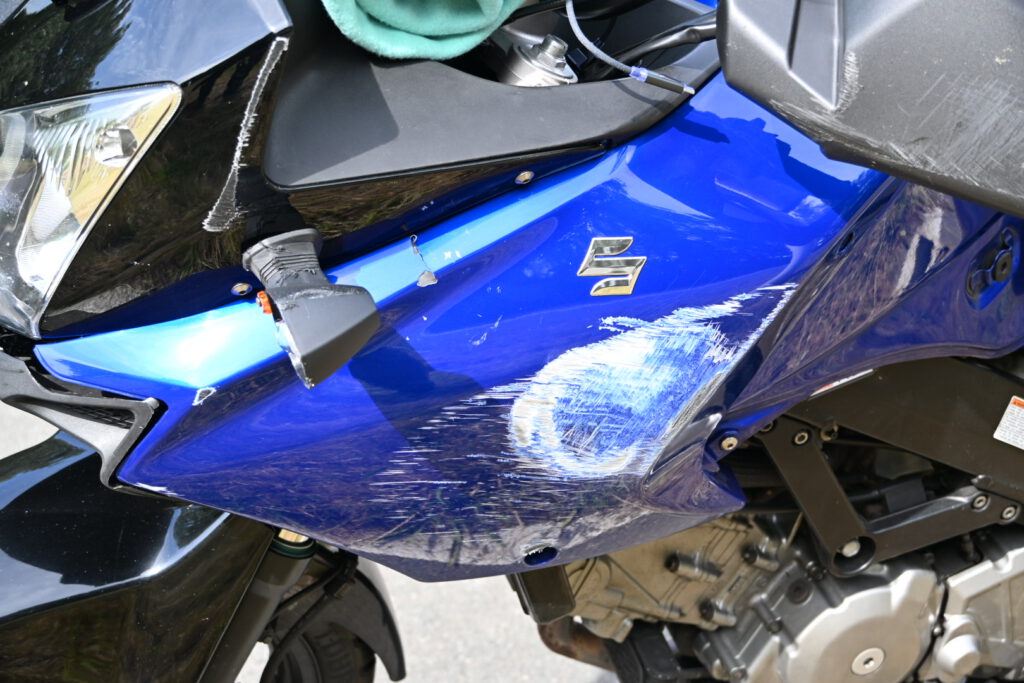 Motorrijder klapt op auto en komt ten val in Noord-Scharwoude