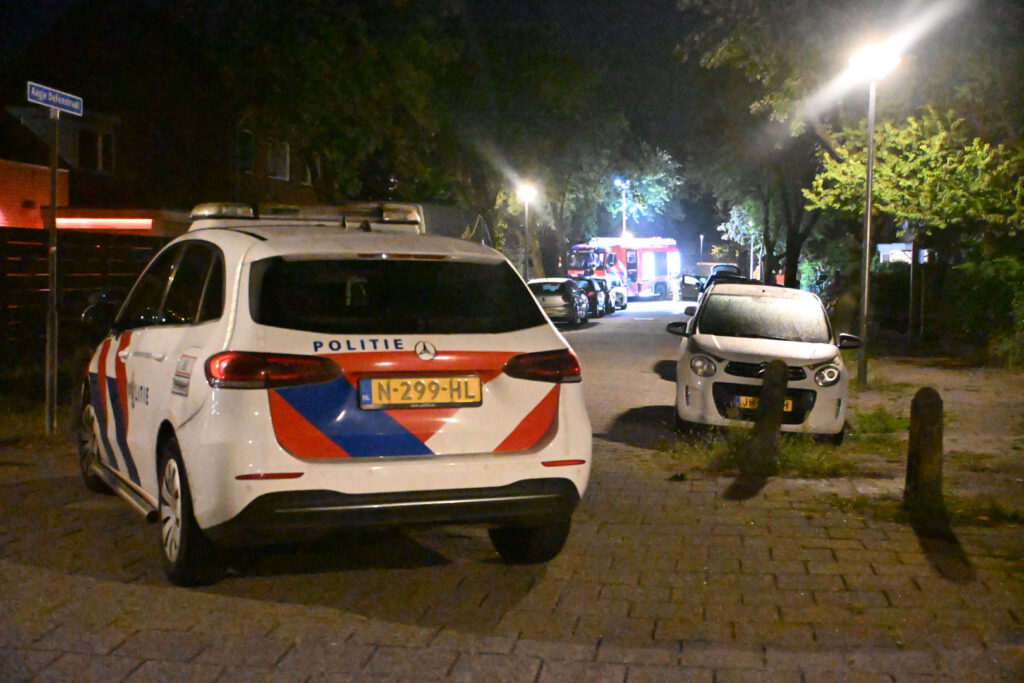 Buurtbewoner probeert autobrand te blussen bij nachtelijke autobrand in Alkmaar