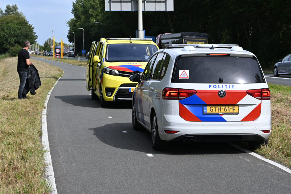 Motorrijder klapt op auto en komt ten val in Noord-Scharwoude
