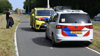 Motorrijder klapt op auto en komt ten val in Noord-Scharwoude