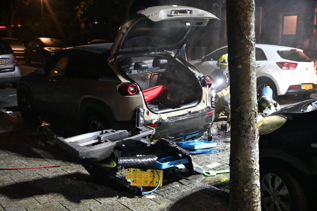 Buurtbewoner probeert autobrand te blussen bij nachtelijke autobrand in Alkmaar