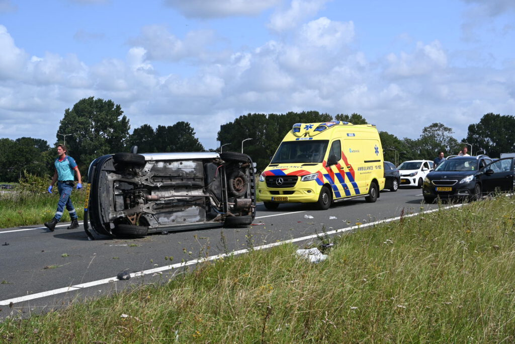 Auto belandt op zijn kant op N242 bij Alkmaar