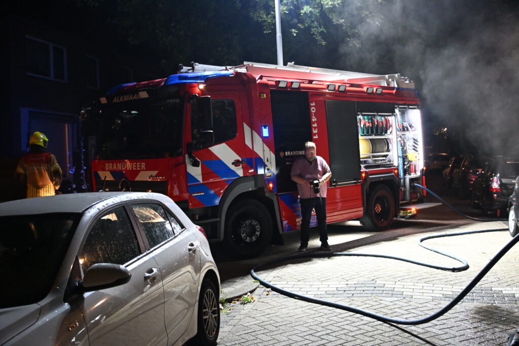 Buurtbewoner probeert autobrand te blussen bij nachtelijke autobrand in Alkmaar