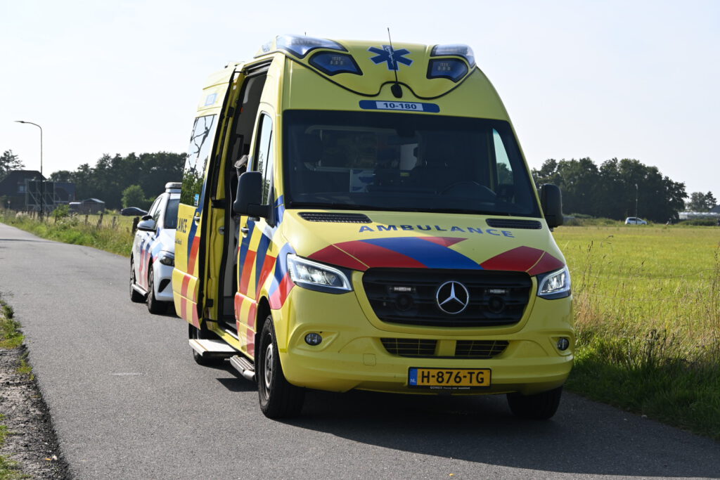 Automobilist moet uitwijken voor fietser, rijdt tegen boom en komt op de kop terecht in Heiloo