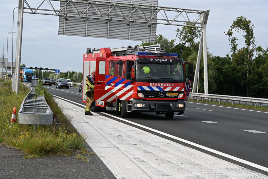 Klapband veroorzaakt bermbrand langs de A9 bij Alkmaar