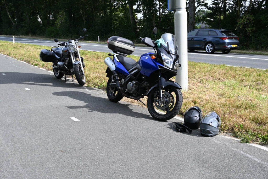 Motorrijder klapt op auto en komt ten val in Noord-Scharwoude