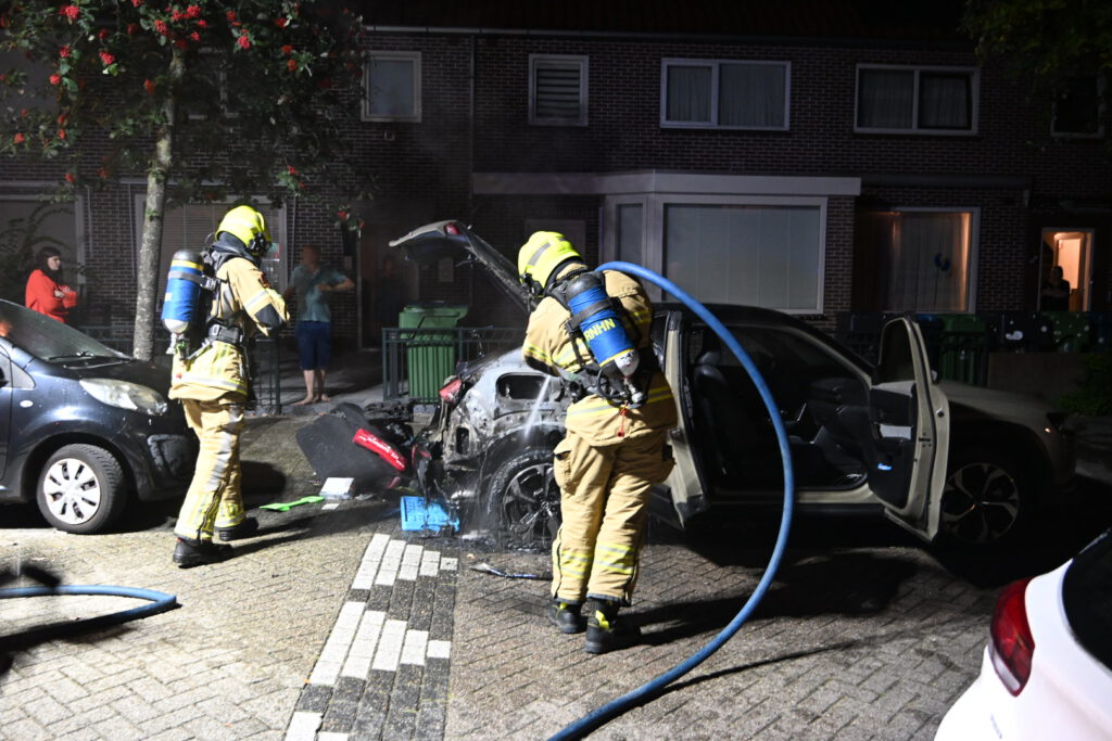 Buurtbewoner probeert autobrand te blussen bij nachtelijke autobrand in Alkmaar