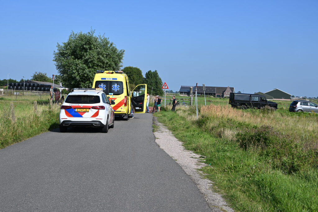 Automobilist moet uitwijken voor fietser, rijdt tegen boom en komt op de kop terecht in Heiloo