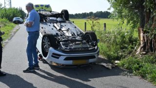 Automobilist moet uitwijken voor fietser, rijdt tegen boom en komt op de kop terecht in Heiloo